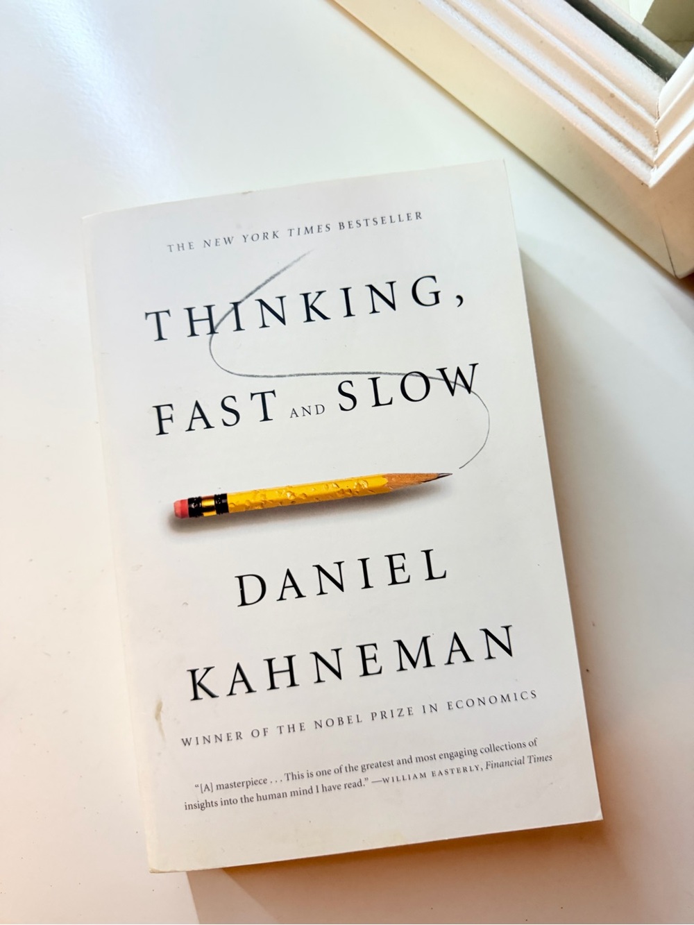 Daniel Kahneman "Thinking, Fast and Slow" Paperback - White